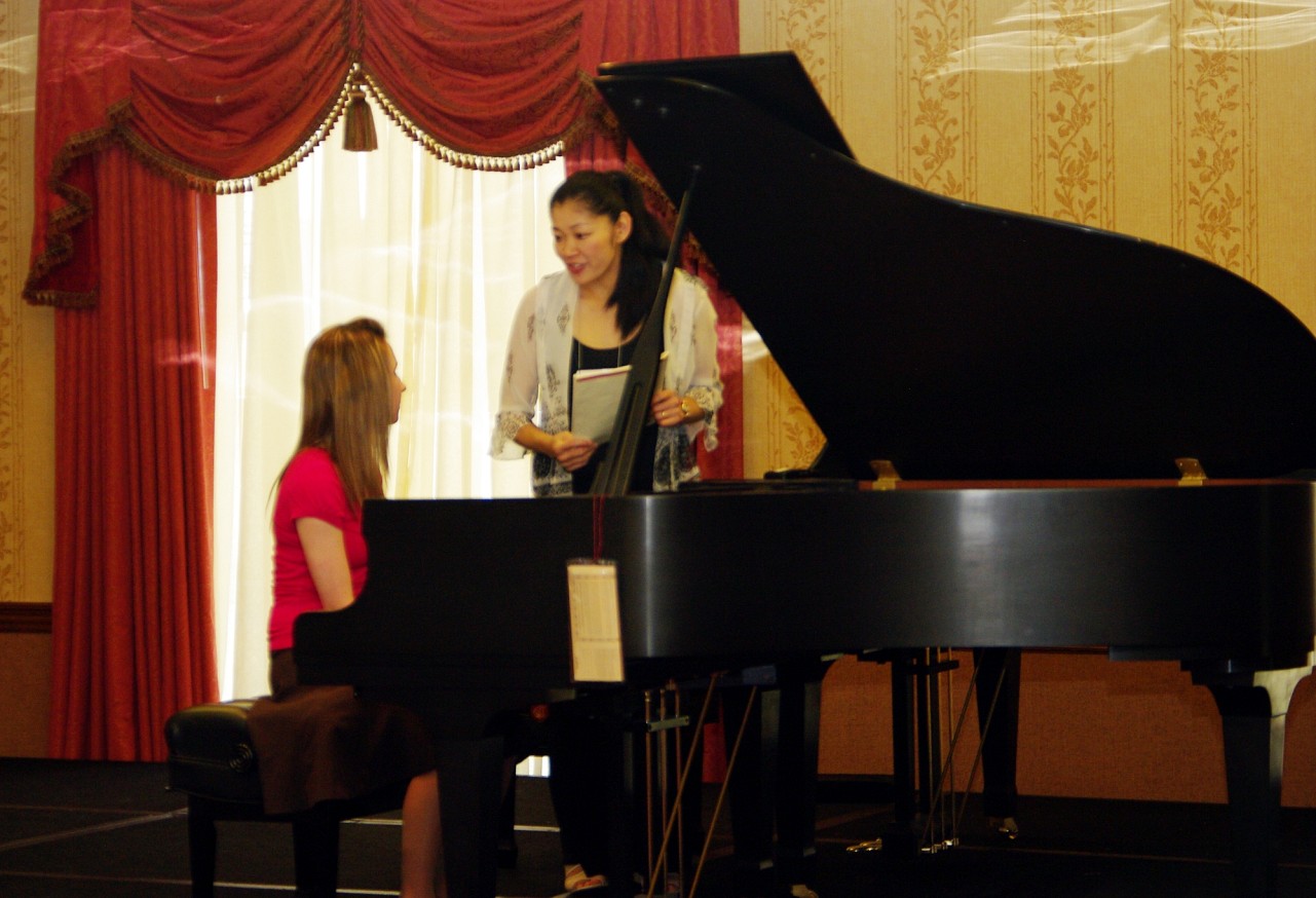 Donna Kwong of the Claremont Trio gives a piano masterclass at the 2010 Conference