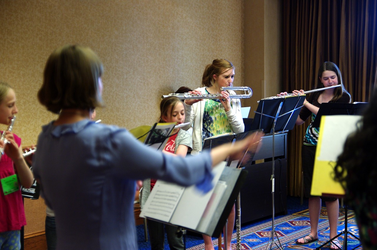 Sash Garver conducts a Flute Performing Ensemble rehearsal at the 2010 Conference