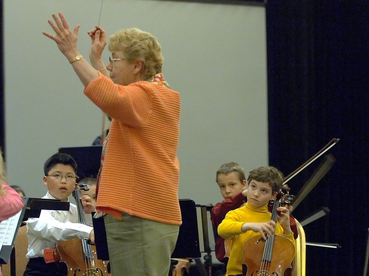 Marilyn Kesler conducts the SYOA at the 2006 SAA Conference