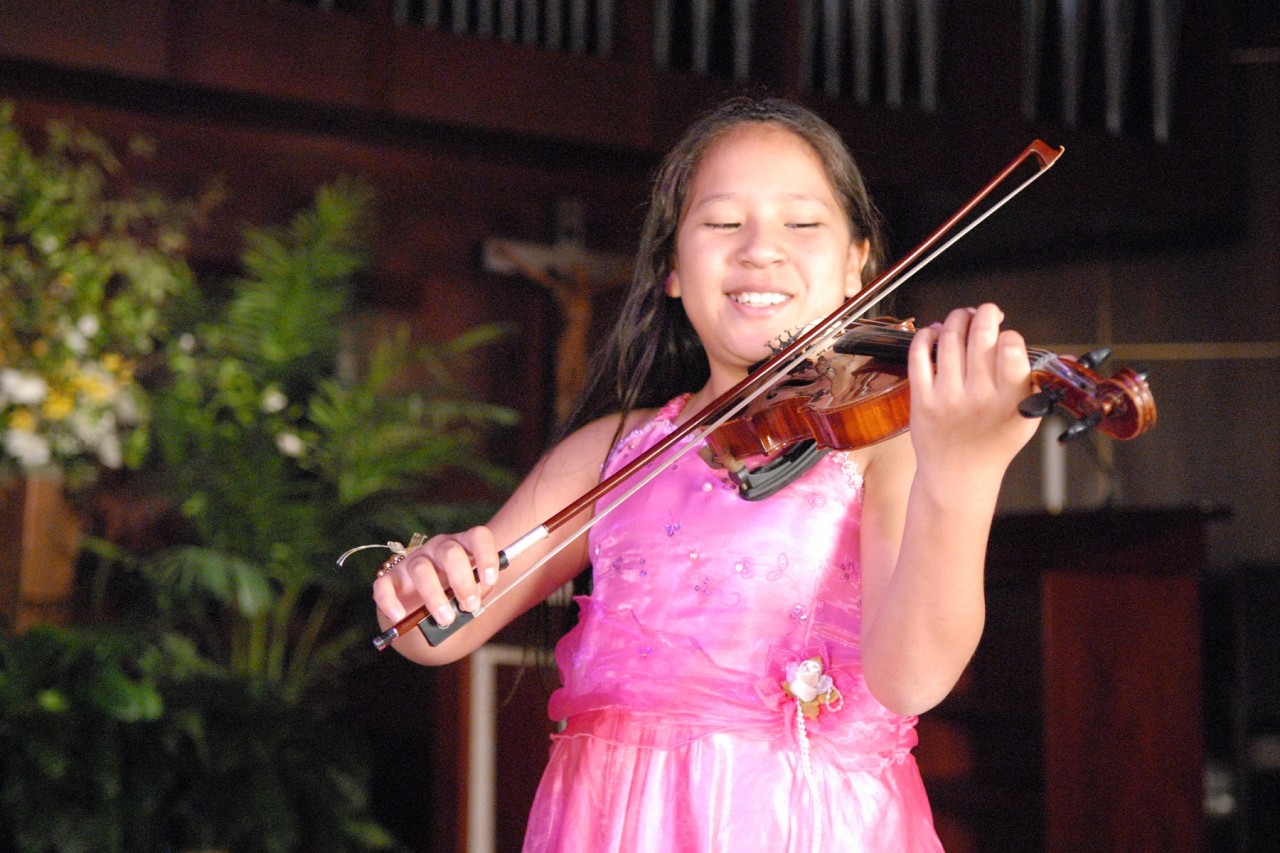 Maylín Pré Kong from Peru plays the violin at the 2008 SAA Conference