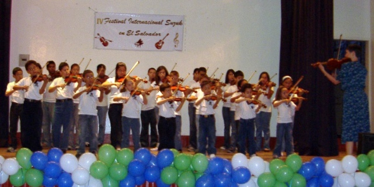 El Salvador Suzuki Festival, February 2007, final violin concert led by Marilyn O’Boyle