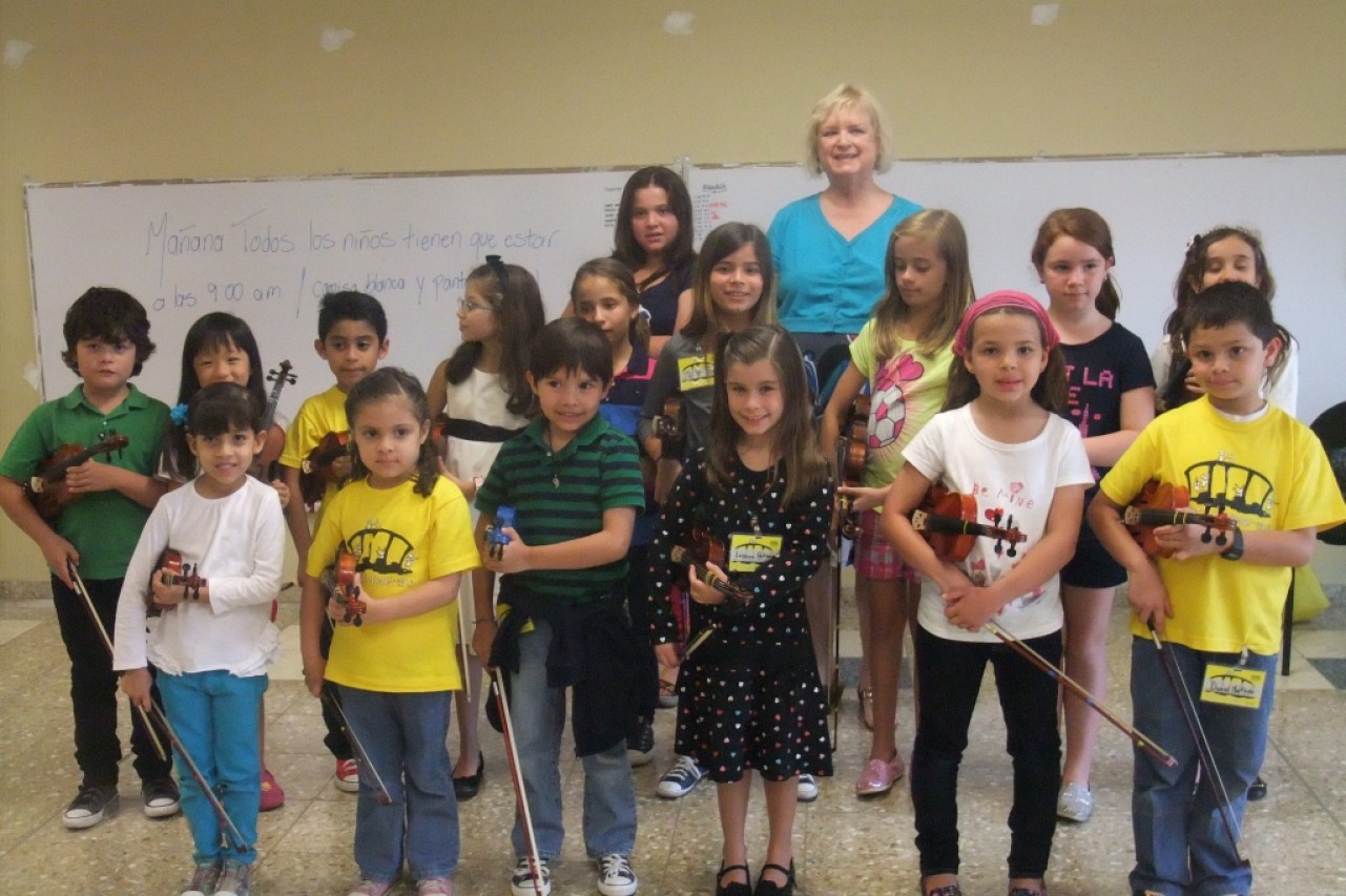Violin group class in Costa Rica with Carmen Wise