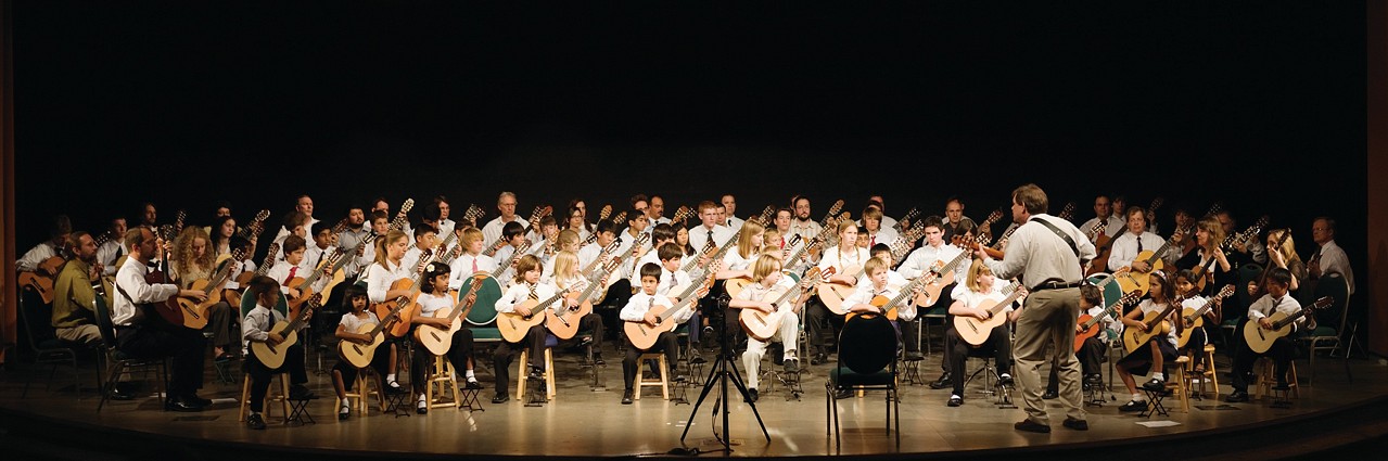 The Final Gala Concert at the 2008 International Guitar Festival featured over 90 guitarists on stage together