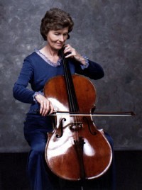 Gwen Runyon playing cello