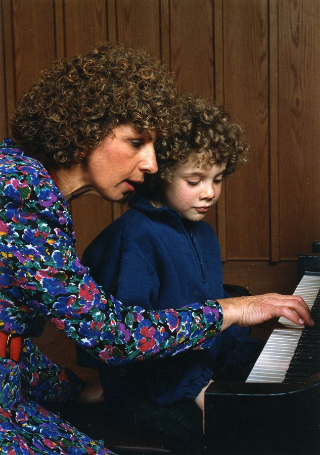Nehama Patkin in a piano lesson
