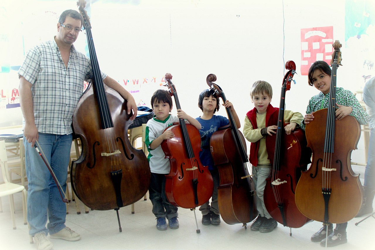 Contrabajo Suzuki: Orquesta Escuela de Florencio Varela. Prof. Sergio Nievas