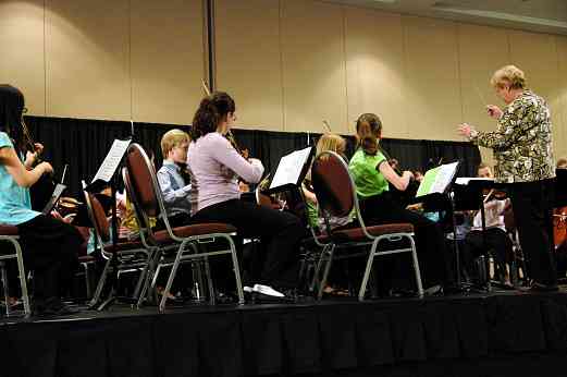 Marilyn Kesler conducts the SYOA at the 2010 Conference