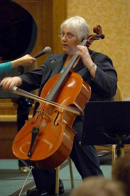 Gilda Barston gives a cello session at the 2006 SAA Conference