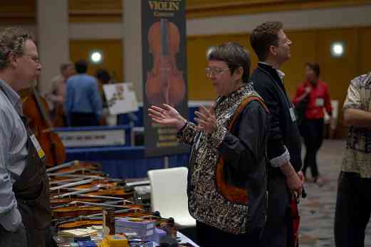 Barbara Balatero speaks with Dalton Potter in the 2006 SAA Conference exhibit hall