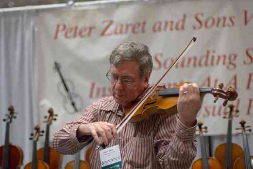Peter Zaret demonstrates a violin at the 2006 SAA Conference exhibits