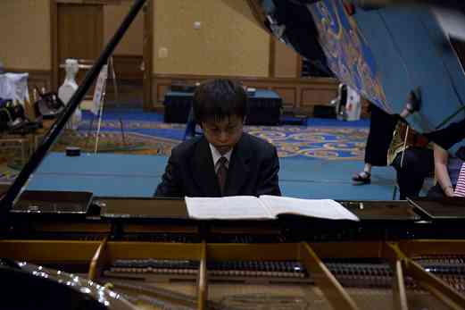 Xinran “Ryan” Liu rehearses for the piano concerto performance at the 2006 SAA Conference