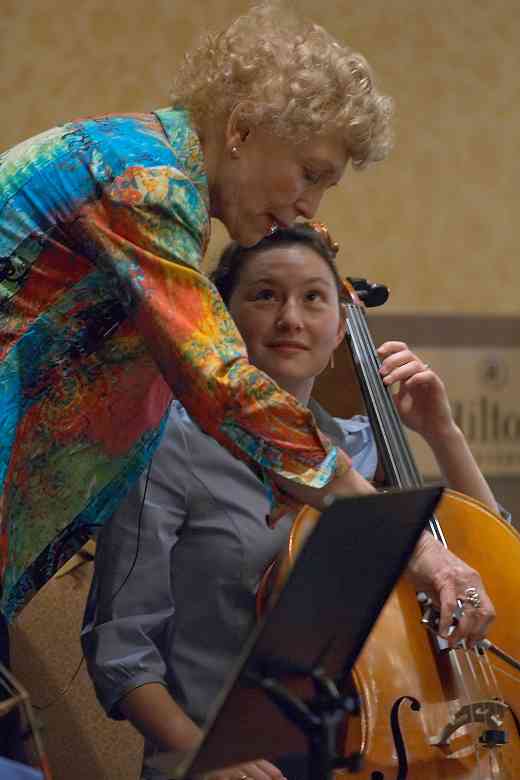Phyllis Young coaches Olivia Burzynska-Hernandez in the cello ensemble masterclass at the 2006 SAA Conference
