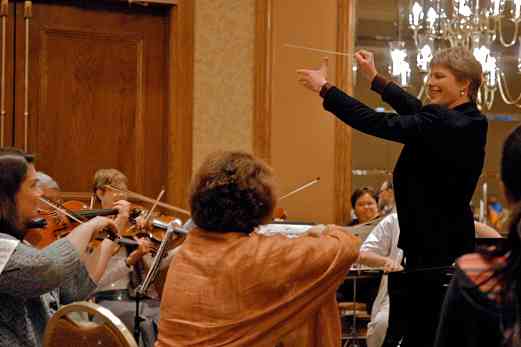 Kirsten Marshall conducts the teacher orchestra for the 4-piano concerto at the 2008 SAA Conference