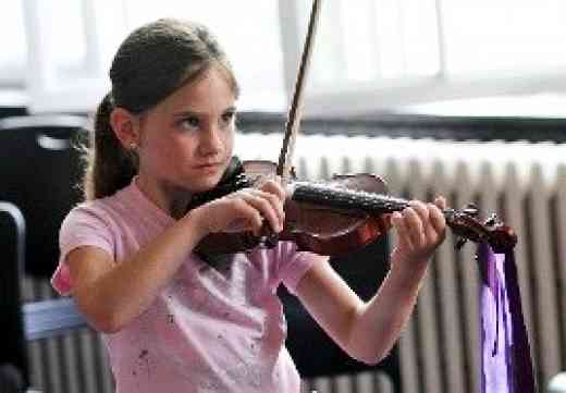 Violin student at Institut Suzuki Montréal