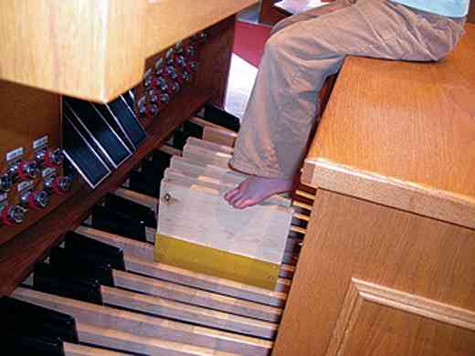 Pedal extenders on an organ