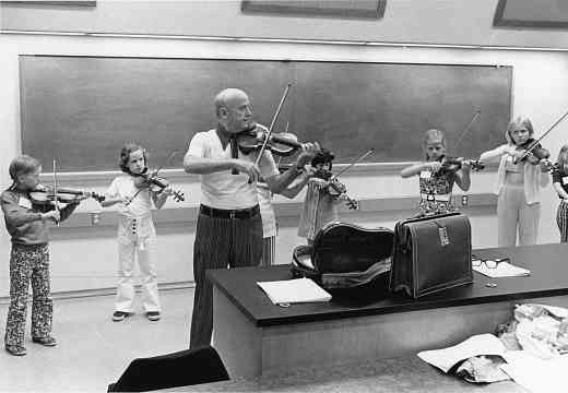 Clifford Cook teaching violin group class