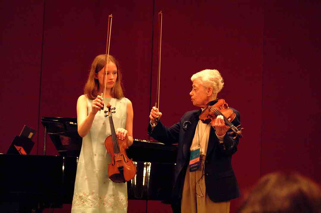 Louise Behrend gives bow hold pointers in a violin masterclass at the 2002 SAA Conference.