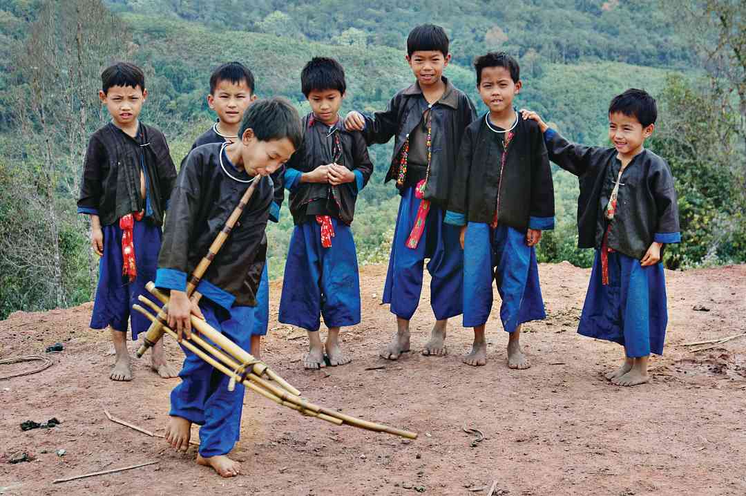 Hmong Tsai Boys, New Year Festival, playing the Gheng, Phongsali, Laos, 2005