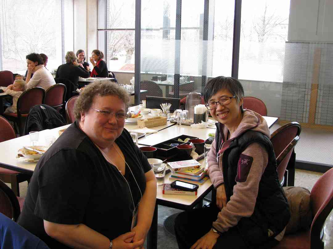 Faculty and other teachers ate lunch together in the Kissei Bunka Hall Restaurant
