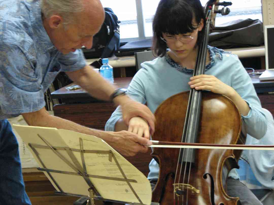Rodney Farrar instructing a masterclass cello student in Japan.