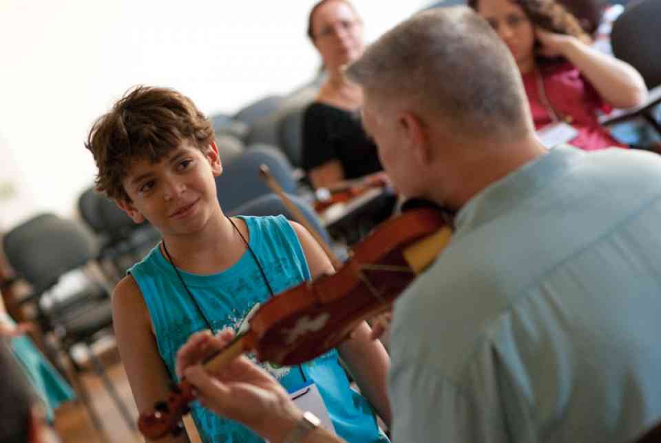 Ed Kreitman teaches violin in Brazil