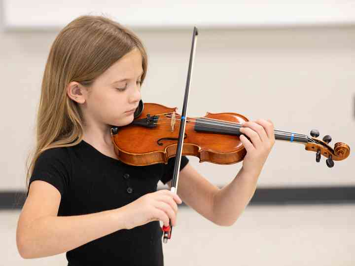 Figure 7. The student’s elbow easily makes a 90-degree angle when placing the bow at the middle point.